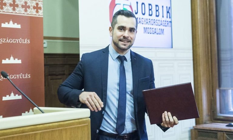 „Mocskos hazaárulók” – mondta Pintér a Városháza téren