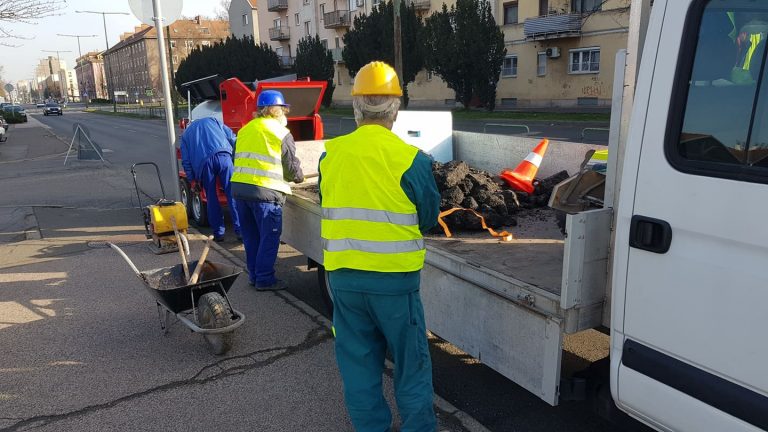 Új géppel megy a kátyúzás Dunaújvárosban