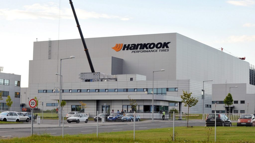 Iskolaszereket adományozott a Hankook