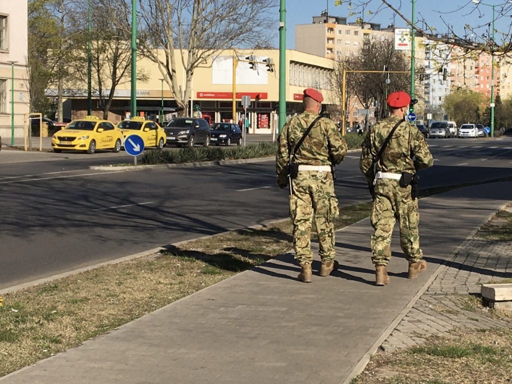 Katonai járőrök Dunaújvárosban