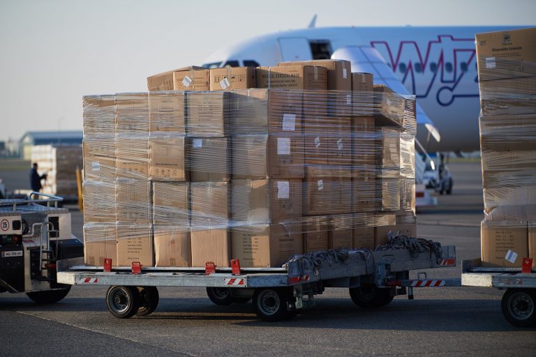 Operatív törzs: közel 100 helyszínre szállítanak védőfelszerelést