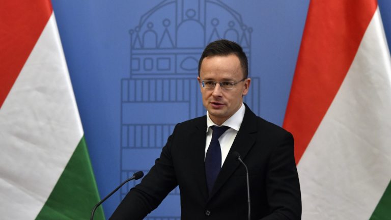 Több mint hárommillió maszk érkezett Magyarországra
