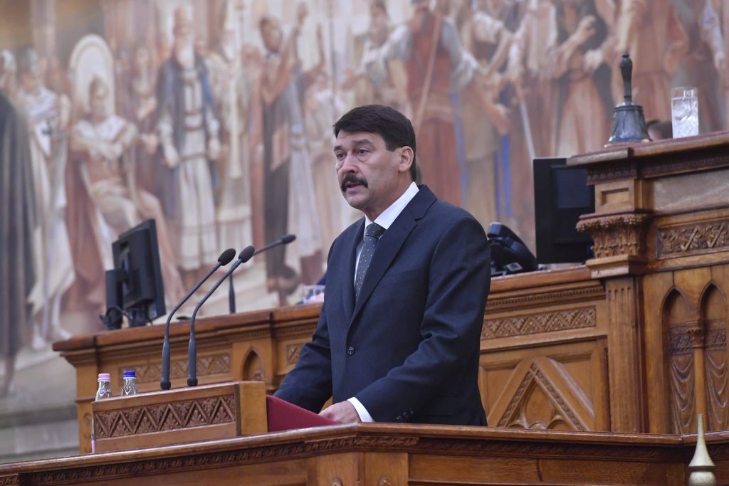 Áder: dominószerűen követik egymást a vízzel, klímával és a közegészséggel összefüggő válságok