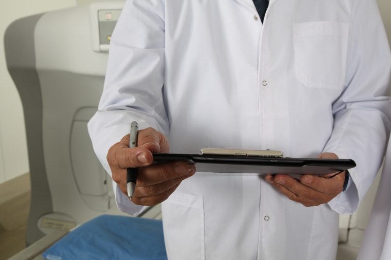 Emmi: az egészségügy fokozatos újraindításán van a hangsúly