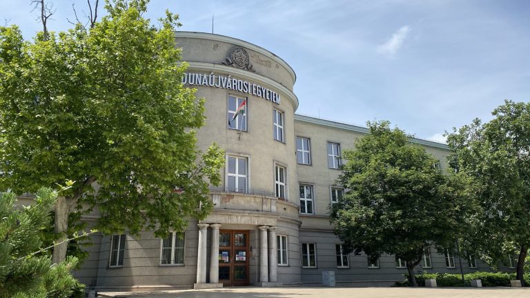 Középiskolások kutatnak a Dunaújvárosi Egyetemen