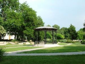Szabadtéri koncerttel indítja az évadot a Bartók színház