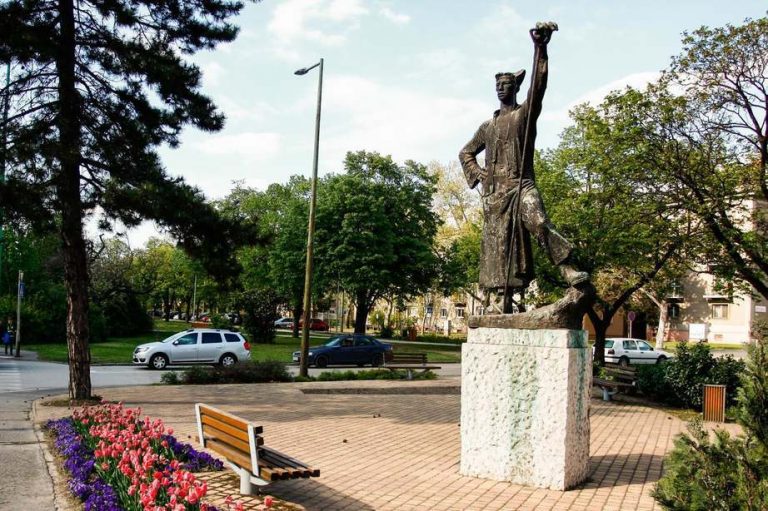 Borovszky Ambrusról neveznék el a Martinász szobor környékét