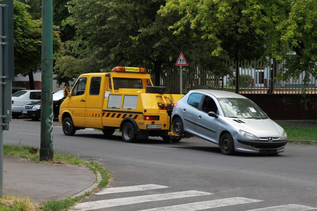 Újabb kocsikat szállíttatott el az önkormányzat