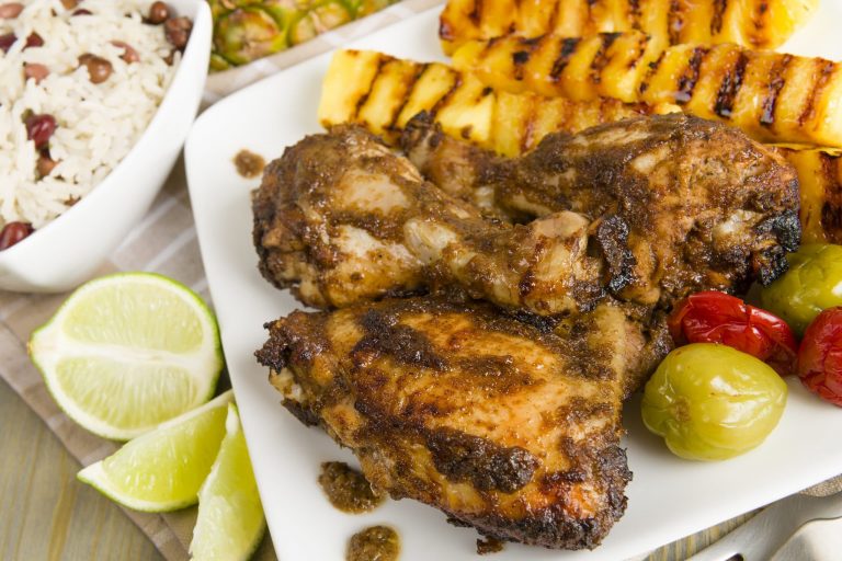 Jamaicai jerk csirke, grillezett ananásszal és babos rizzsel