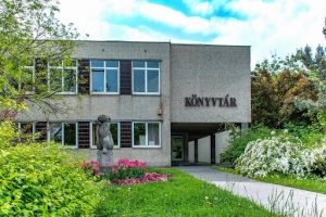 Ezúttal a kerek 50 éves polgároknak kínál ingyenes beiratkozást a könyvtár