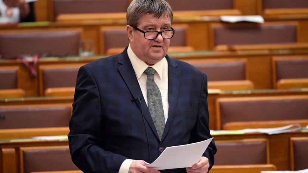 Tállai András: több mint 320 ezer ember munkáját, vállalkozását védik meg a márciusi adókönnyítések