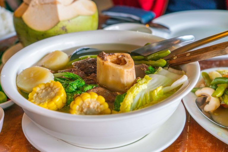 Bulalo – fűszeres velőscsont és marhahúsleves a Fülöp-szigetekről