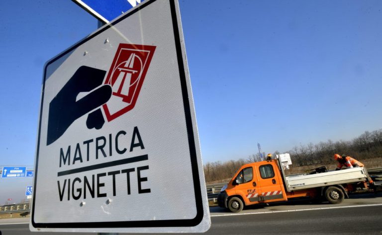 Autópálya matrica: csak hivatalos áron értékesíthetnek a viszonteladók is