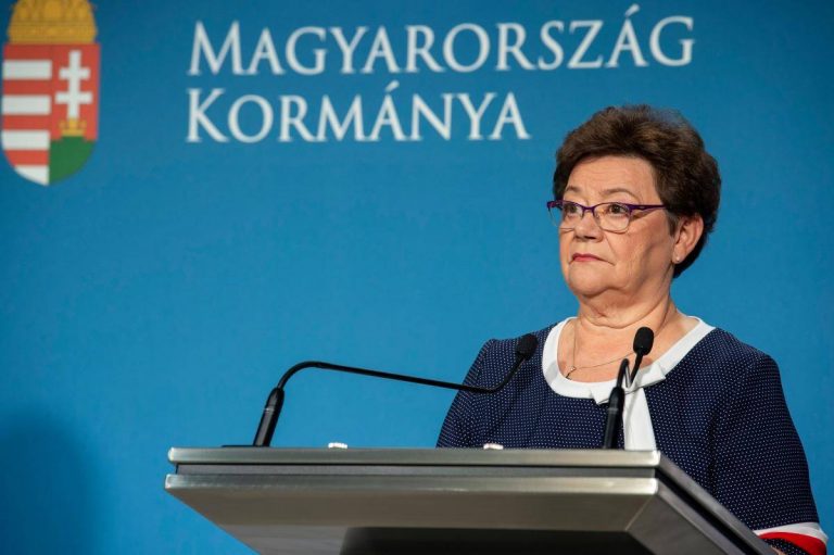 Országos tisztifőorvos: a szabályok betartása lassítja a járvány terjedését