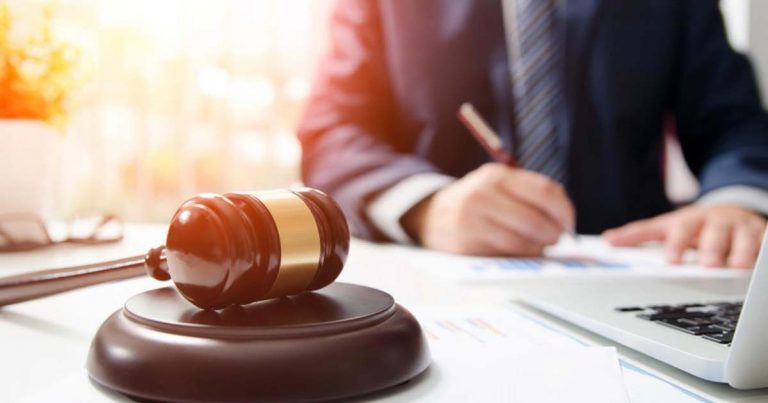 A lopott kártyával vásárolt a besurranó nő – vádemelés