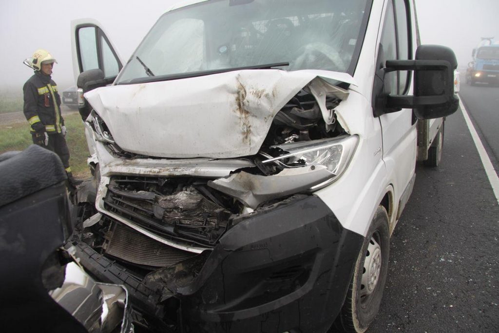 Ráfutásos baleset a reggeli ködben a 62-es főúton