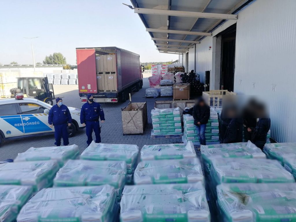 Illegális migránsokat tartóztattak fel a rendőrök Fejér megyében