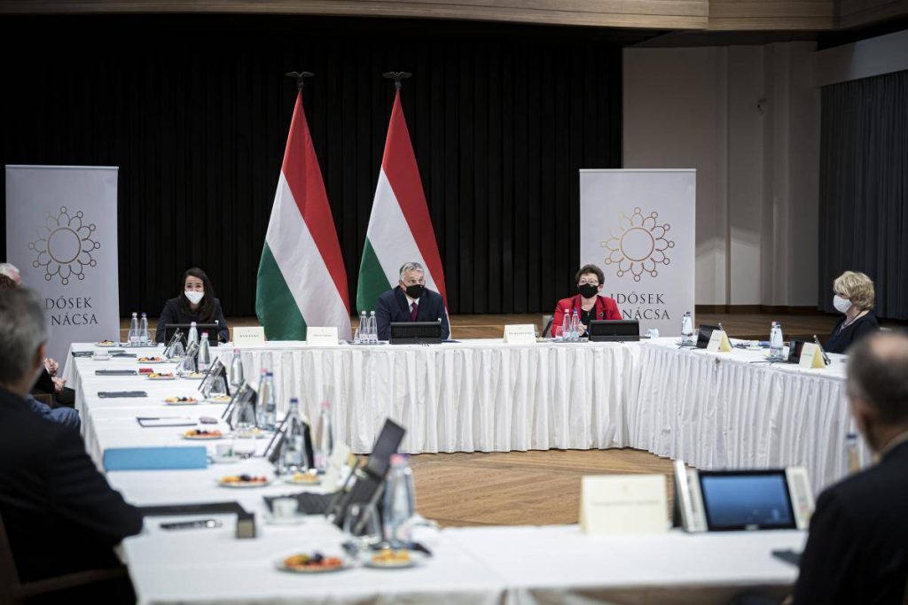 Orbán: jövő év elején megkezdődik a 13. havi nyugdíj visszaépítése