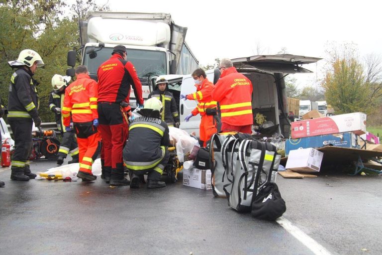 Beszorult sérülteket mentettek a tűzoltók a 61-es főúton