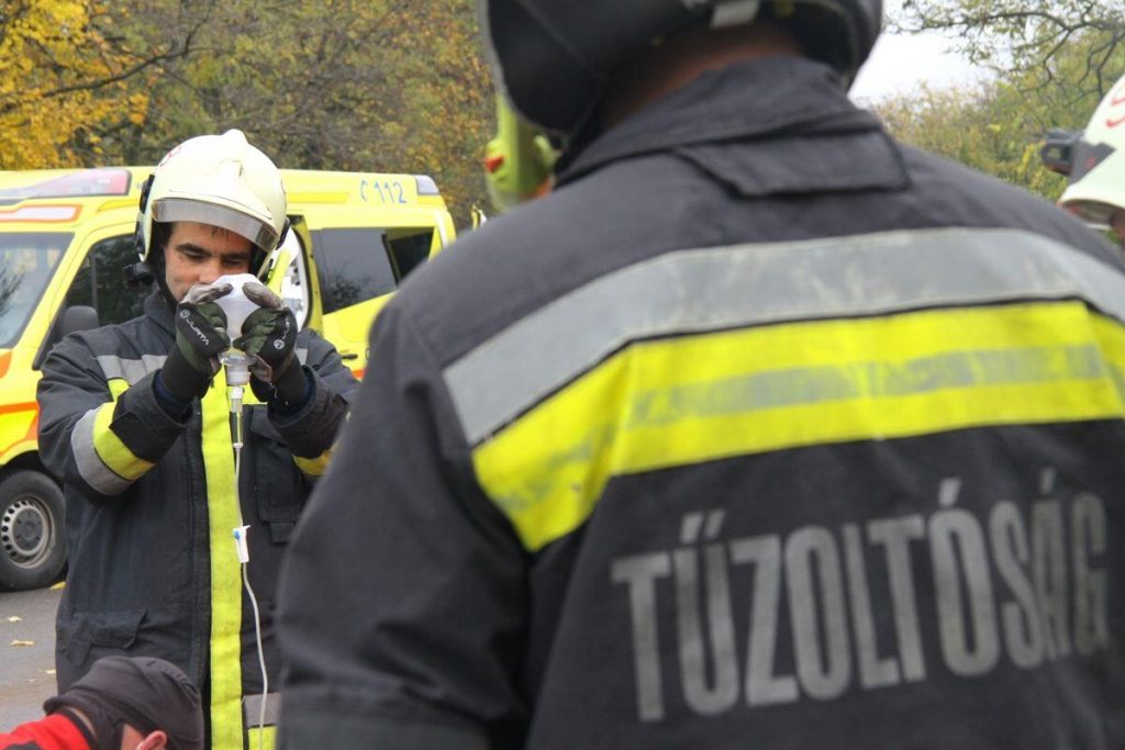 Árokba csapódott egy autó a 6-oson Kisapostagnál