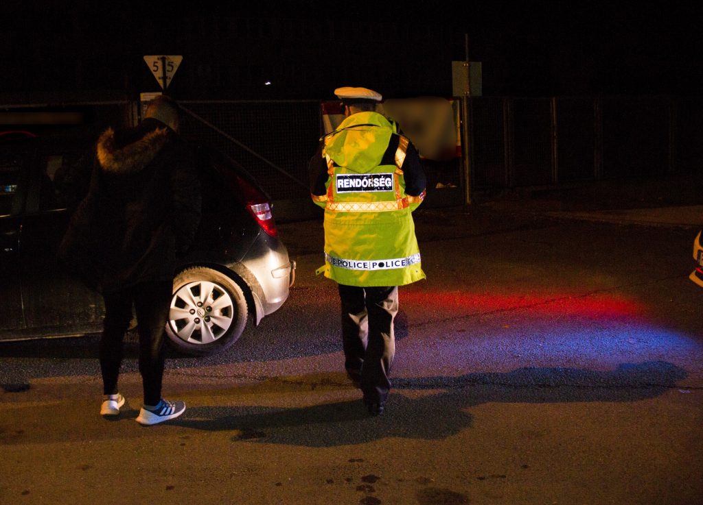 Menet közben, civil autóból mértek a rendőrök Dunaújvárosban