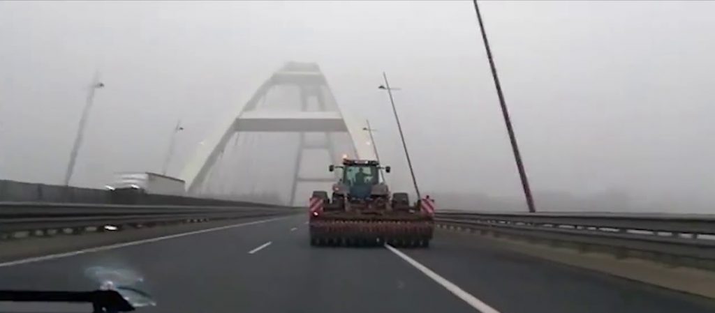 Traktorral hajtott az autópályán
