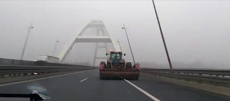 Traktorral hajtott az autópályán