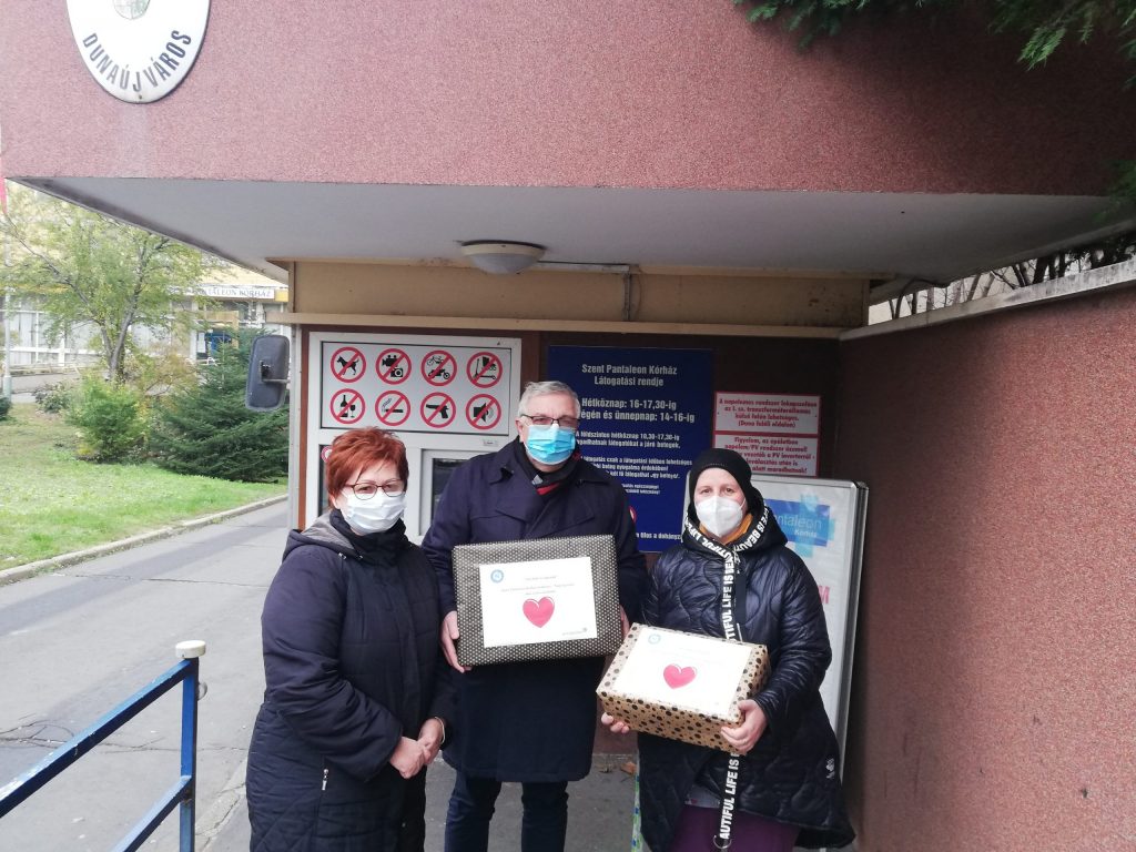 Ajándékcsomaggal kedveskedett az egyetem kollégiuma a kórháznak