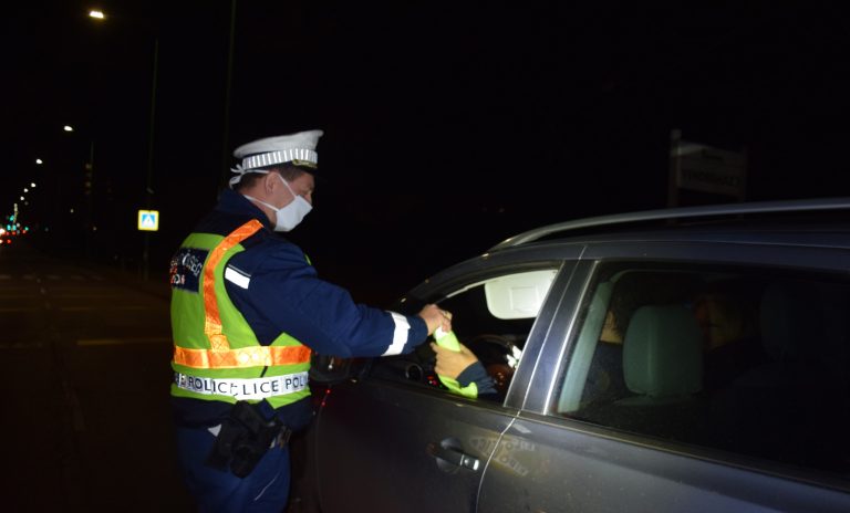 Ajándékcsomagot kaptak a szabályosan közlekedők Dunaújvárosban
