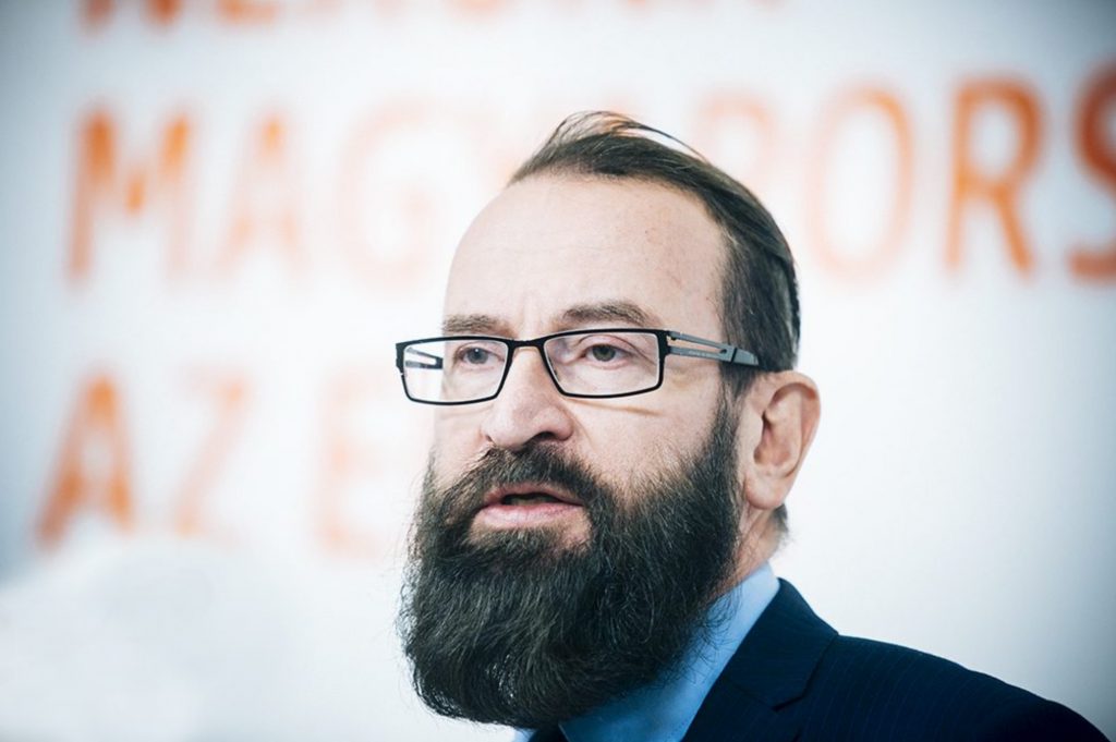 Szájer József megkövette családját és választóit