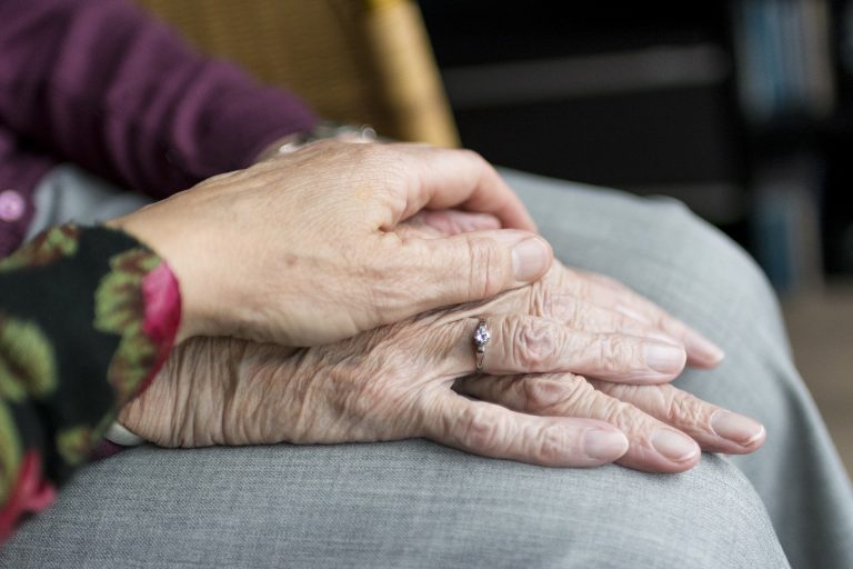 Ingyenes tanfolyam indul a hozzátartozók otthoni ápolásáról, gondozásáról