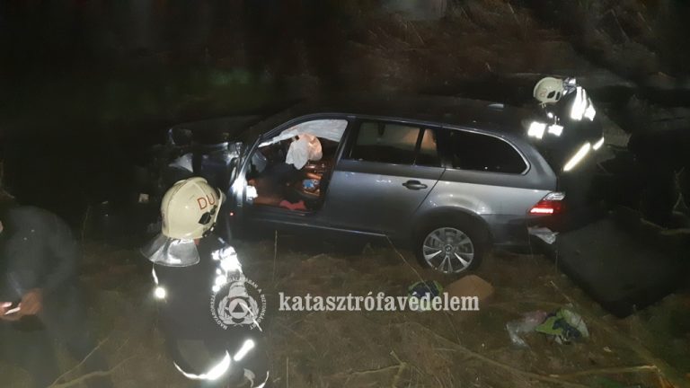Patakmederbe hajtott egy autó Dunaújvárosban