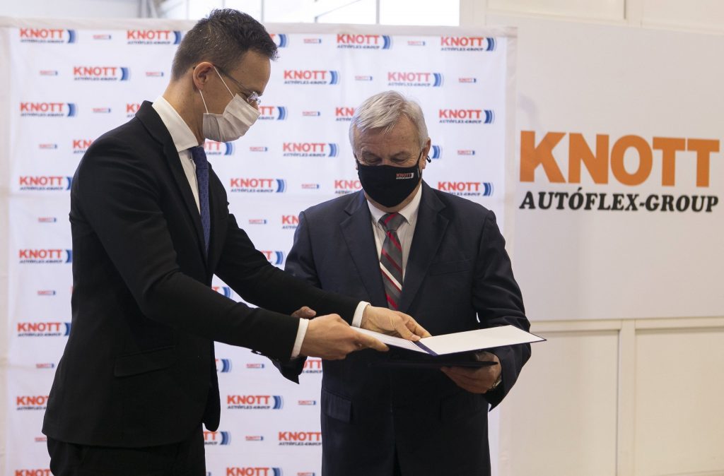 Szijjártó: a kormány az Autóflex-Knott Kft. kecskeméti és amerikai beruházását is támogatja