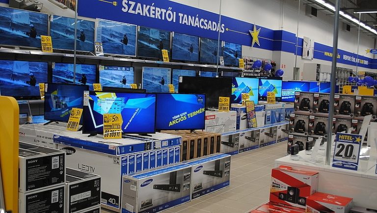 Több üzlet szigorúbb létszámkorláttal indult újra