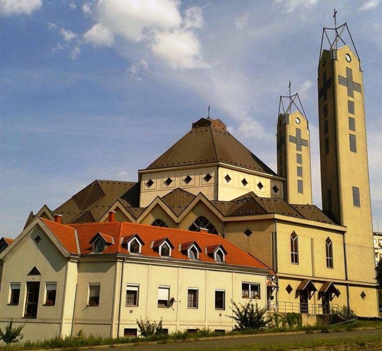 Éjféli misét tartanak a római katolikus nagytemplomban