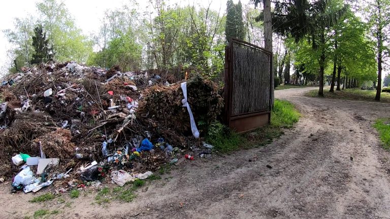 Anyák napján ilyen állapot fogadta a temetőbe látogatókat