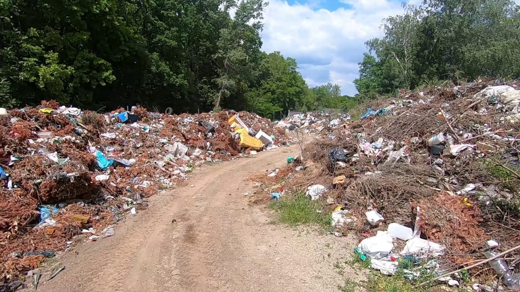 Tovább duzzadt a szeméthegy