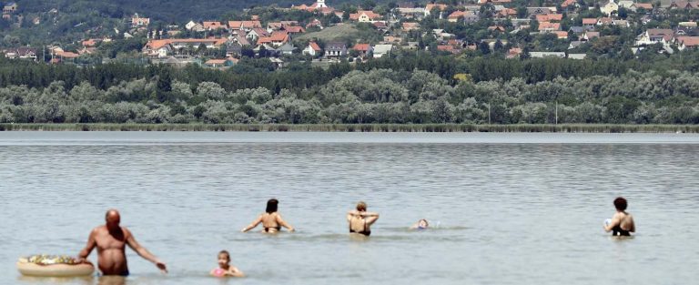 Tartós fürdőzési tilalmat rendeltek el a Velencei-tó egyik strandján a rendkívül alacsony vízállás miatt