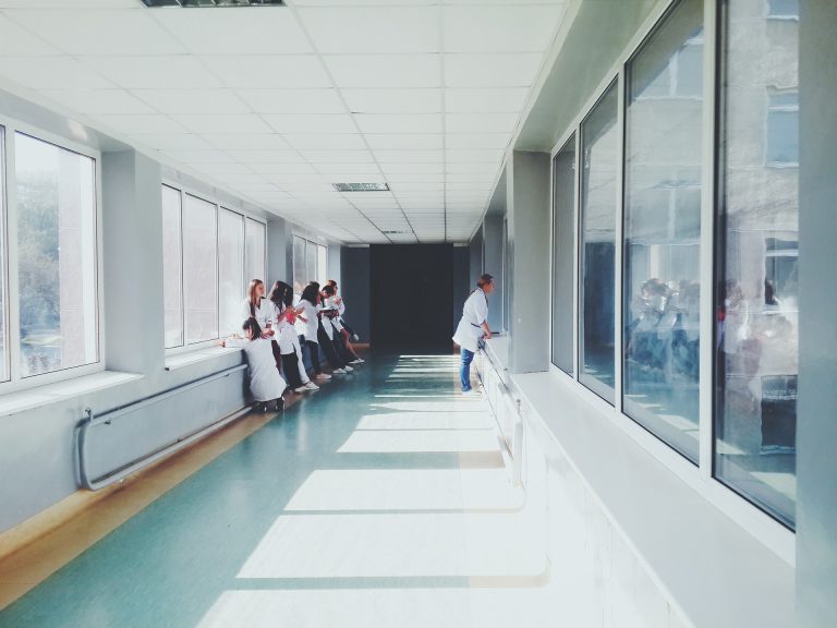 Minisztériumi elismerő oklevelet kapott a dunaújvárosi kórház osztályvezető főnővére