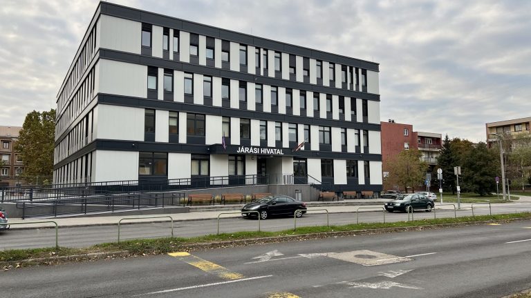 A köztisztviselők és kormánytisztviselők bérét januártól újabb 15 százalékkal emelik