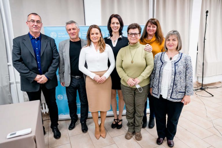 Támadás érte a normalitást és a hagyományos értékeinket