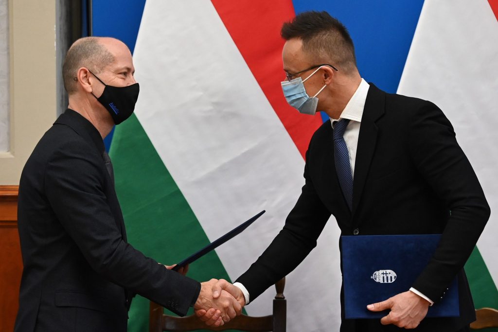 Szijjártó: a kormány stratégiai együttműködési megállapodást kötött az Autoliv autóipari vállalattal