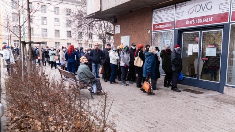 Kígyózó sorban várakoznak az emberek a DVG Zrt. ügyfélszolgálata előtt