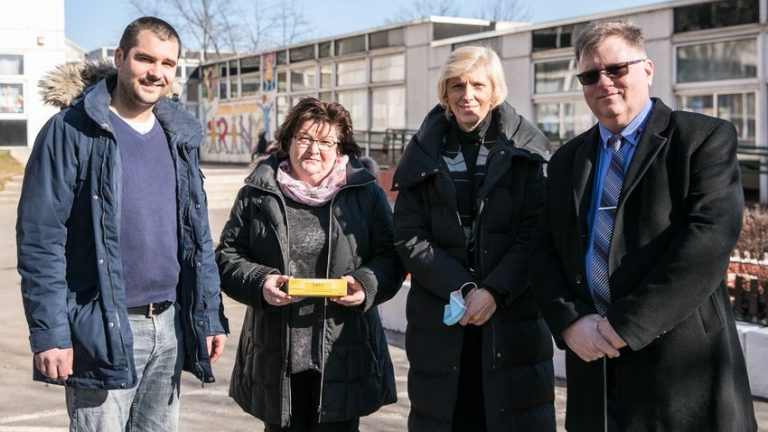 Mészáros Lajos átadta az EpiPent az első iskolának