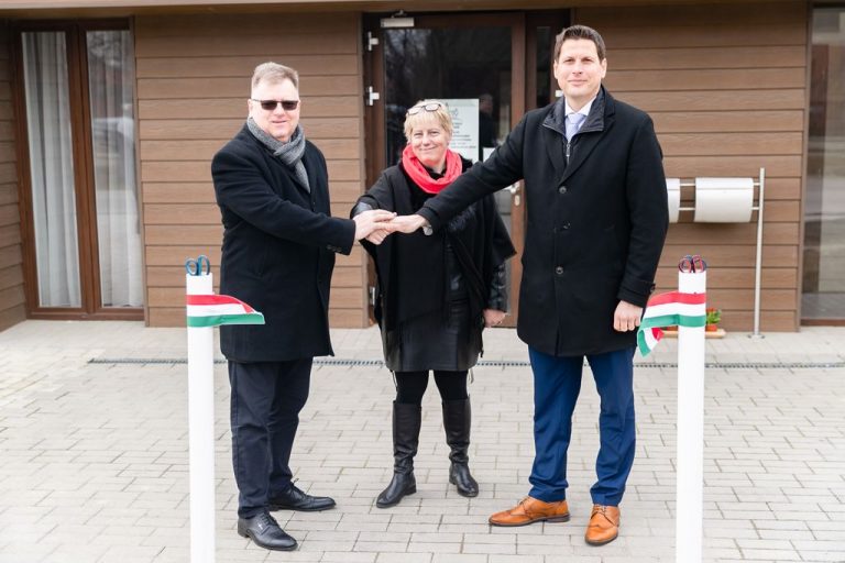 Utak, járdák újultak meg Nagyvenyimen
