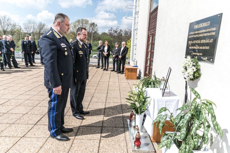 Emléktáblát avattak a kapitányságon