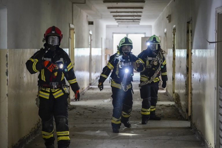 Eszméletlen állapotban lévő embert kellett kimenteni az égő épületből