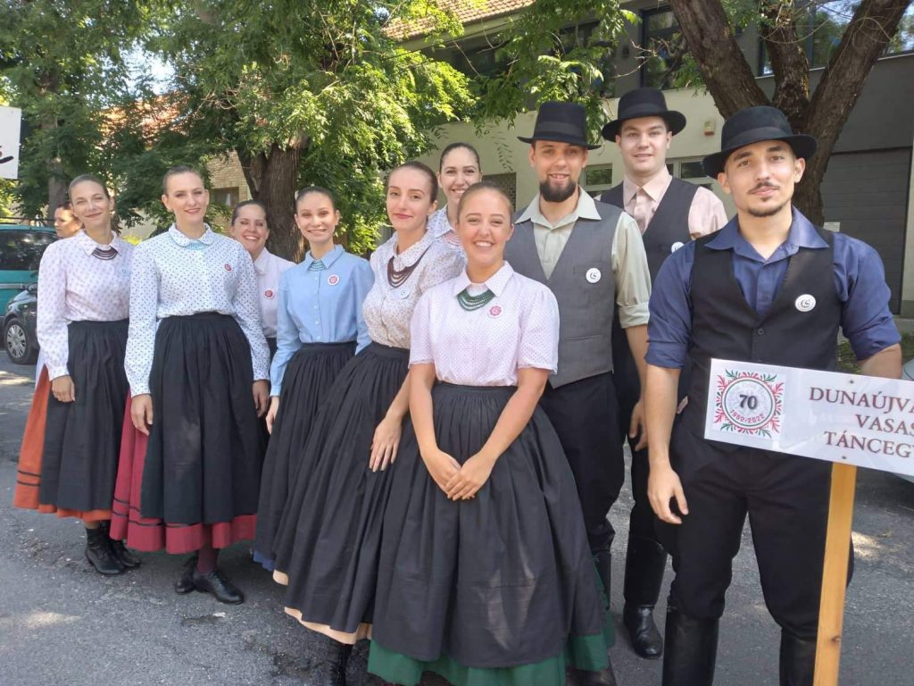 Húsz együttes négyszáz táncosa