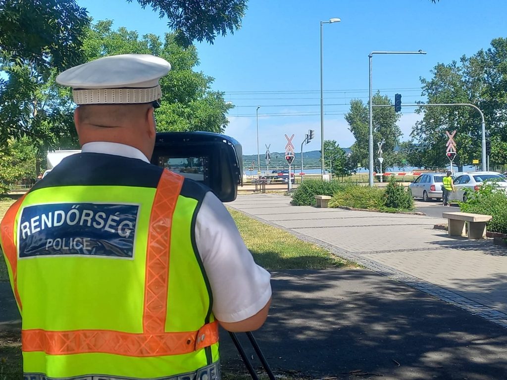 Győződjünk meg a biztonságos áthaladás feltételeiről!