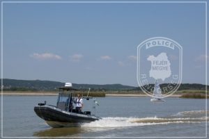 Bajba került a budapesti szörfös a Velencei-tavon